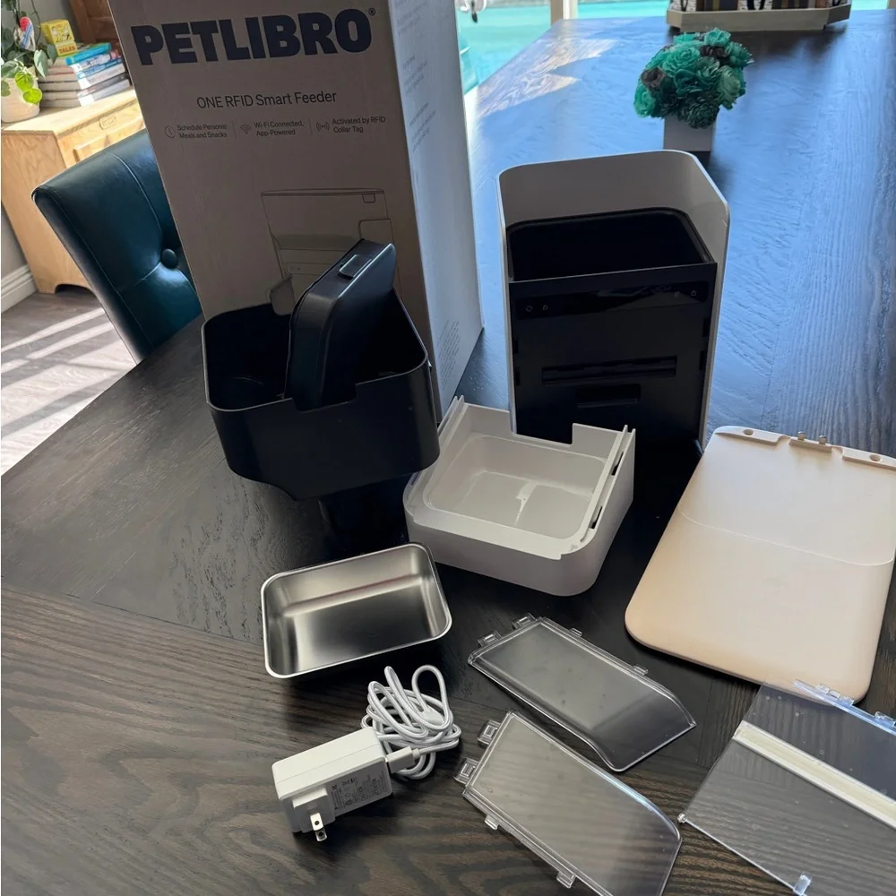Automatic Cat Feeder - Black and White